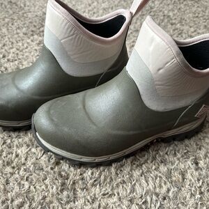 Pink and gray muck Ankle Boots